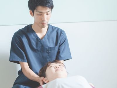 ストレッチしても取れない肩こり——「首から上」だけの問題じゃない