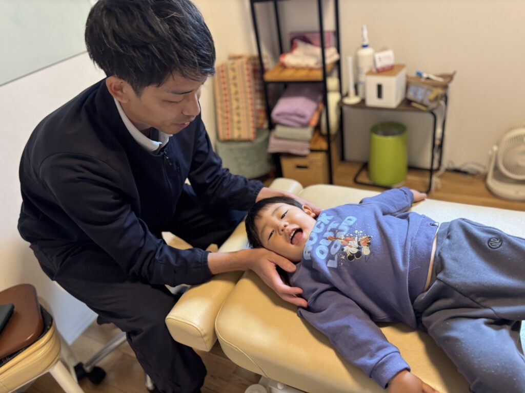 子どもの姿勢・猫背の施術シーン｜京都オステオパシーセンターOQ
