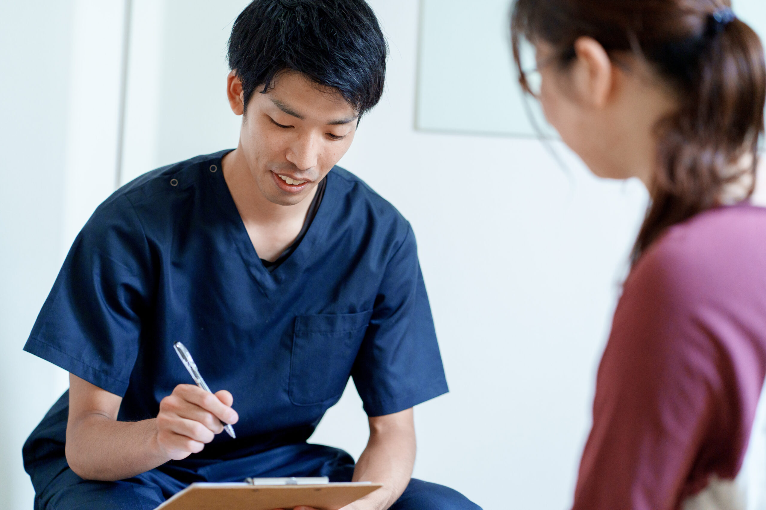変形性股関節症の問診シーン｜京都オステオパシーセンターOQ