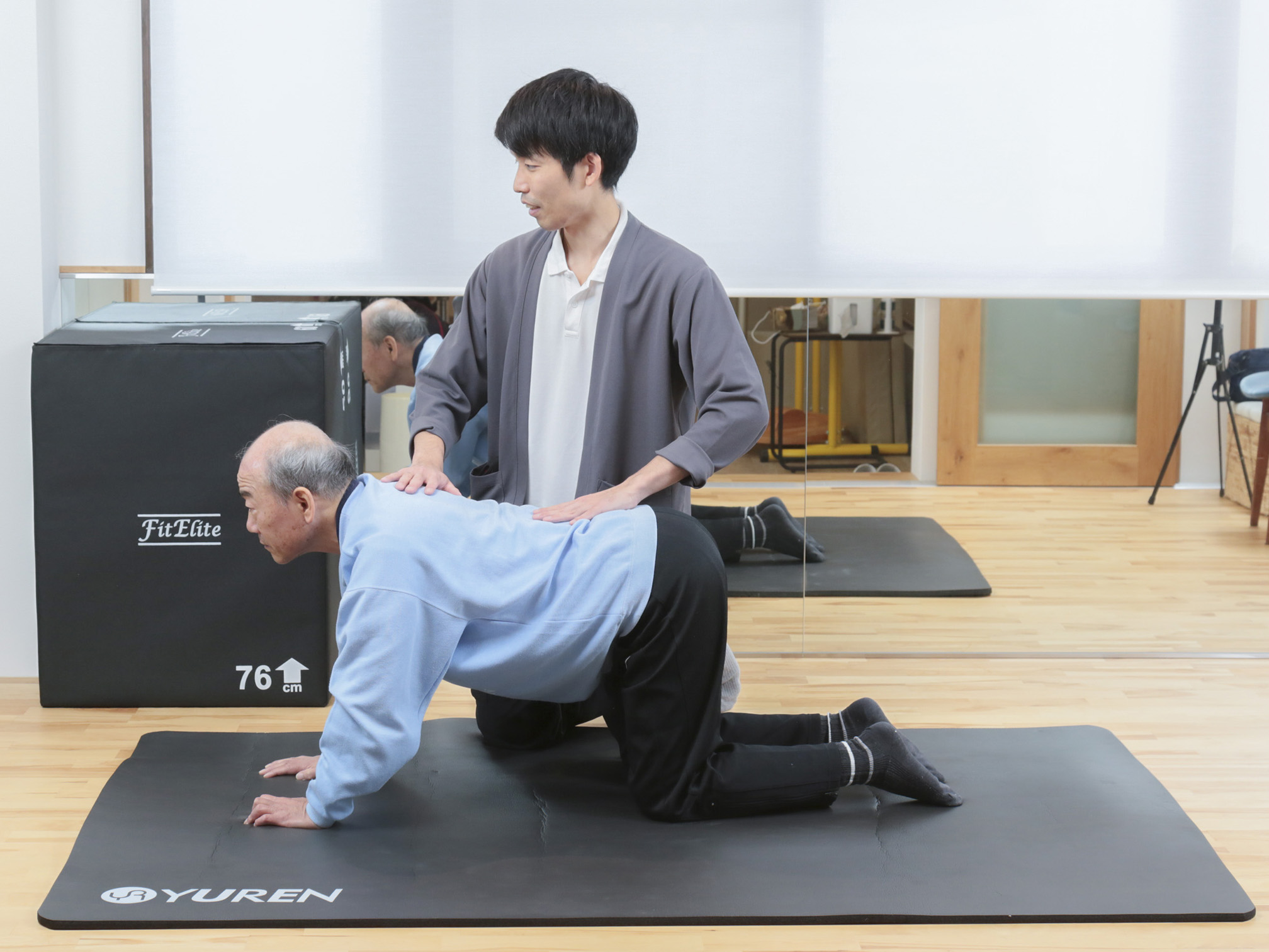 パーキンソン病の床上運動指導シーン｜京都オステオパシーセンターOQ