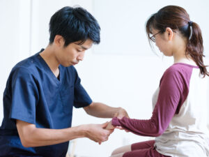 手根管症候群の施術シーン｜京都オステオパシーセンターOQ