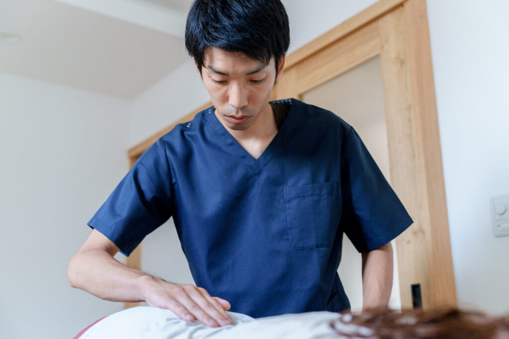 身体が大きくても、見るべきことは変わらない|旅行中の腰痛と肩こりのケース|施術風景